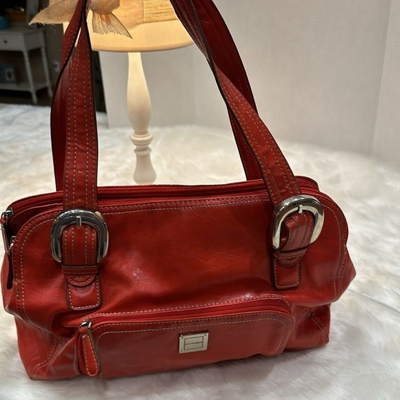 Vintage Sag Harbor Red, soft faux leather double adjustable shoulder straps - Picture 6 of 13
